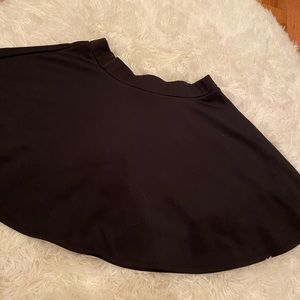 Brand unknown. Black skater skirt size med.